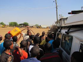 28 diesel tanken in Omorate, zuid Etiopië, Omo vallei voor we de grens naar Kenia overgaan.jpg