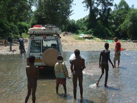 26 in de rivier die we oversteken gaan we heerlijk de auto wassen.jpg