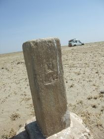 29 grenspaal etiopia kenya, we zijn dus hier klaarblijkelijk de grens over.jpg
