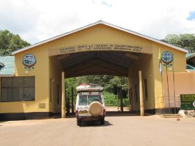 2 27 entree in het beroemde Ngorongoro Krater park met de Masai krijgers.jpg