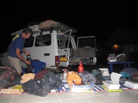 3 1 morgen gaat de auto in de container, dus we pakken middenin de nacht nog even alles om wat we nodig hebben.jpg