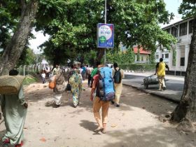 4 14 als echte backpakkers gaan we met grote rugzak op weg naar het eiland Zanzibar.jpg