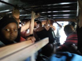 4 19 in de bus achterop de pick up.jpg