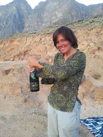 15 we zijn weer met Buca in de natuur, en zij voorziet ons van een heerlijk glaasje drank.jpg