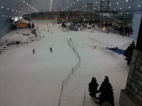 19 halverwege onze ski afdaling in het winkelcentrum van de emiraten rusten we even uit op het terras en genieten van het uitzicht.jpg