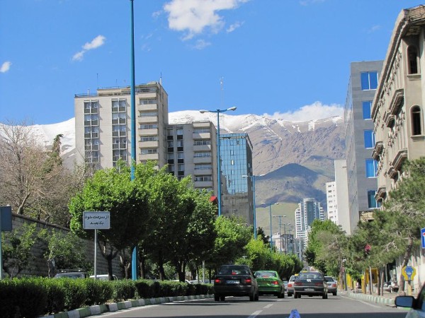 3 Onmiddelijk ten noorden van de stad Teheran zien we de besneeuwde toppen van het Alborzgebergte, met skigebieden