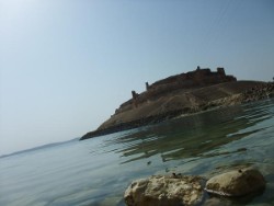 assad dam (stuwmeer) waar een burcht ligt (Qalaat Djabaar) en onze auto erlangs staat en we heerlijk konden zwemmen assad dam (stuwmeer) waar een burcht ligt (Qalaat Djabaar) en onze auto erlangs staat en we heerlijk konden zwemmen
