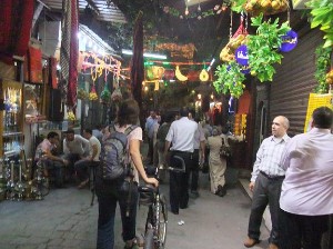 Heerlijk door de Souqk van Damascus fietsen, hier en daar even lopen vanwege het winkelend publiek Heerlijk door de Souqk van Damascus fietsen, hier en daar even lopen vanwege het winkelend publiek