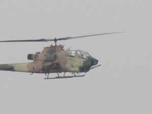 Helikopter cirkelt rondom ons Helikopter cirkelt rondom ons