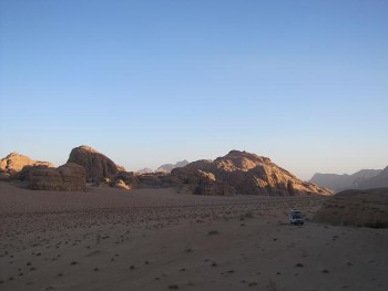 waanzinnig slapen in Wadi Rum woestijn waanzinnig slapen in Wadi Rum woestijn