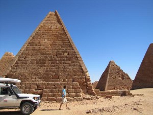 Soedanese piramides zijn het kleinere broertje van de Egyptische piramides Soedanese piramides zijn het kleinere broertje van de Egyptische piramides