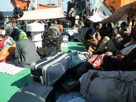 drukte op het dek van de passagiersboot naar Soedan drukte op het dek van de passagiersboot naar Soedan