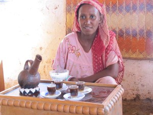 gastvrouw maakt koffie