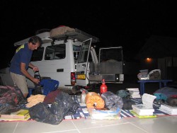 3 1 morgen gaat de auto in de container, dus we pakken middenin de nacht nog even alles om wat we nodig hebben