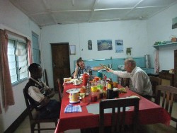 1 24 keukentafel is de centrale plek in het heerlijke huis bij de paters waar we erg welkom zijn