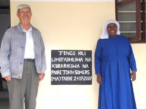 1 22 jawel, trotse eerste steenlegger en regelaar van de uitbreiding en geweldig vriendelijke opperhoofdnon voor het nieuw gebouwde klaslokaal voor de secundairy girls school