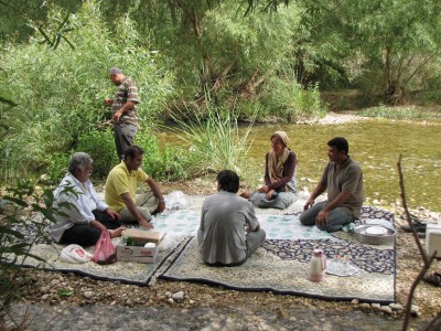 30 Waanzinnige picknick aan het riviertje en we eten steur, de kaviaarvis