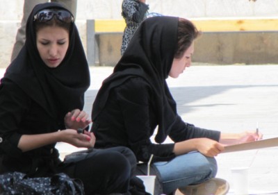 Tekenles van islamitische school in de armeense christelijke kerk in Esfahan.