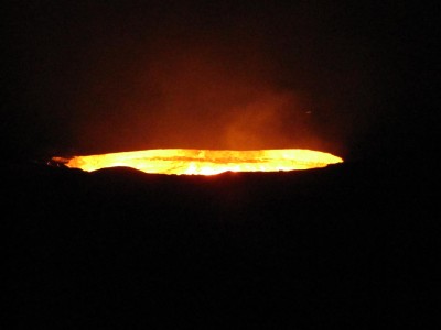 22 we kamperen op grote afstand en toch zien en horen we de hele nacht het vuur dat nu al 45 jaar brand