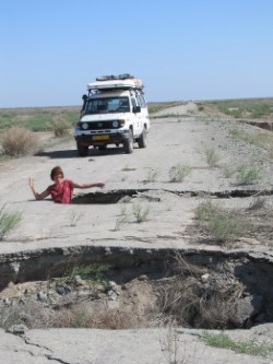 27 putholes, ja soms treffen wij ook een gat in de weg, gelukkig stopte Saskia net op tijd, want hier omheen rijdend tref je toch de volgende 27 putholes, ja soms treffen wij ook een gat in de weg, gelukkig stopte Saskia net op tijd, want hier omheen rijdend tref je toch de volgende