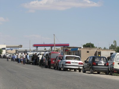 28 kilometers en kilometers file voor de tankstations zonder benzine of diesel