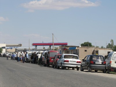 28 kilometers en kilometers file voor de tankstations zonder benzine of diesel 28 kilometers en kilometers file voor de tankstations zonder benzine of diesel