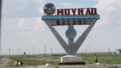 27 Muynak, het vissersdorp (zie vis) dat nu 150 km van het Aralmeer af ligt door de verdroging 27 Muynak, het vissersdorp (zie vis) dat nu 150 km van het Aralmeer af ligt door de verdroging