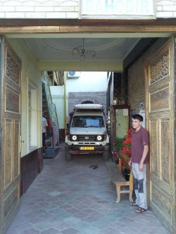 5 de eigenaar van het guesthouse vindt het onverantwoord dat de auto op straat blijft staan 5 de eigenaar van het guesthouse vindt het onverantwoord dat de auto op straat blijft staan